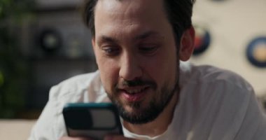 Cep telefonu tutan adam, kazanmayı kutlayan adam, piyango başarısı. Adam akıllı telefondan ilginç bir şey izliyor..