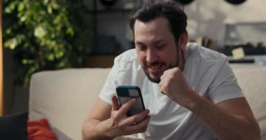 Tatmin olmuş bir adam telefonuna yüksek sesle bağırır. Favori takımın kazanacağı düşüncesinden çok mutludur. Oturma odasında tek başıma maç izliyorum..