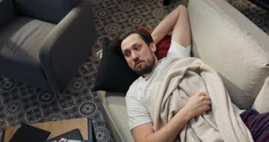 Uykulu bir adam sabah kalkar, yataktan kalkar telefonuna bakar çalar saati kapatır, işe geç kalır..