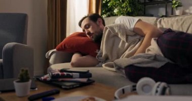 Zor günlerden sonra yorgun adam kanepede yatıyor. Güneş pencerenin içinde parlıyordu. O da yastığı elleriyle kapladı ve yalnız kalmak istedi. Oda biraz serindi, bu yüzden üstünü battaniyeyle örttü..