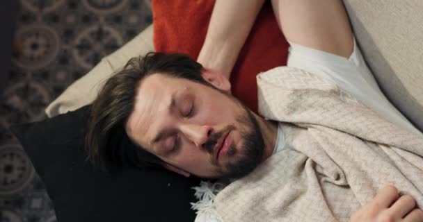 Uykulu Bir Adam Sabah Kalkar Yattığı Odanın Kanepesinden Bakar Sakallı — Stok video