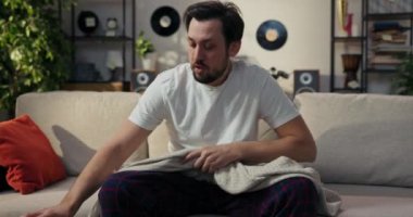 Bir adam sabah kalkar ve kanepeye oturur. Sabahları internette haberlere bakıyor, akıllı telefonlara bakıyor, esniyor, bilgisayara uzanıyor ve işe gidiyor..