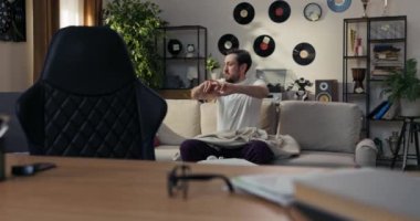 Telefonundaki üzücü bilgileri okuyan bir adam internetten bıkmış. Kanepeden kalkmış, telefonunu koymuş.