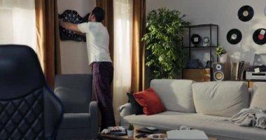 Brunet atış yeteneklerini geliştirmek için boş zamanlarında dart oynuyor. Adam aldığı hediyeyle mutlu oldu. Evde eğlence..