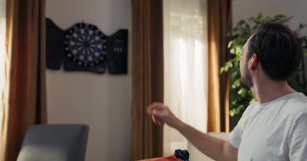Брюне Играет Дартс Свободное Время Попрактиковаться Метании Мишеней Человек Доволен — стоковое видео