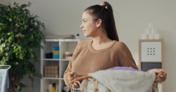 Młoda Brunetka Brązowym Swetrze Dzianiny Stoi Łazience Trzyma Kosz Praniem — Wideo stockowe