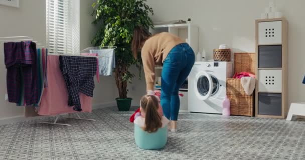 Jonge Moeder Draagt Dochter Wasbak Rijden Rond Badkamer Waar Wasmachine — Stockvideo