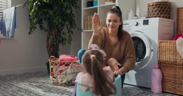 스웨터를 이모는 접시에 조카딸을 앉히고 하이파이브를 화장실 주위를 돌았다 세탁기 — 비디오