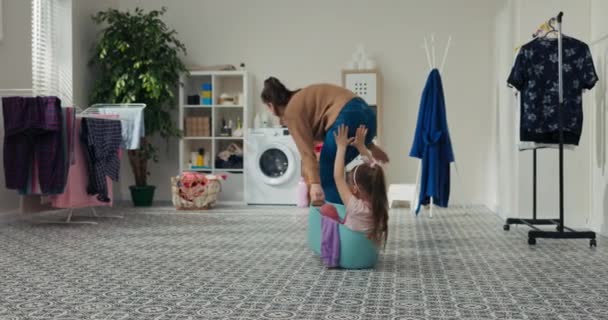 Badrummet Finns Kläder Hängande Tvättmaskin Och Hylla Med Badrumstillbehör Flickan — Stockvideo
