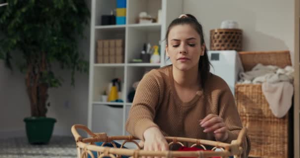여자가 집안일을 바닥에 깨끗하게 접히고 뒤에는 세탁기와 선반에 화장실 액세서리가 — 비디오