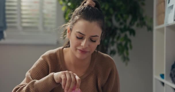 Junge Attraktive Brünette Putzt Hause Sie Wäscht Das Mädchen Entkorkt — Stockvideo