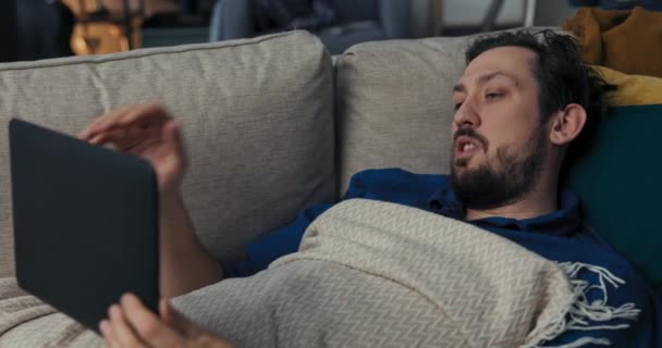 Homem Doente Com Barba Está Deitado Sofá Coberto Com Cobertor — Vídeo de Stock