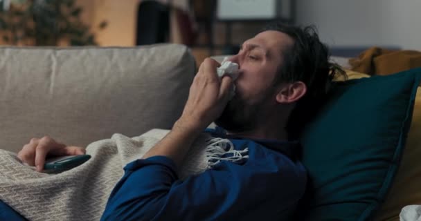 Больной Человек Бородой Лежит Диване Голубой Подушке Покрыт Одеялом Плохо — стоковое видео