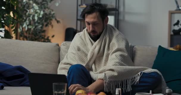 Pria Sibuk Dengan Jenggot Duduk Sofa Dia Bekerja Laptop Mengetik — Stok Video