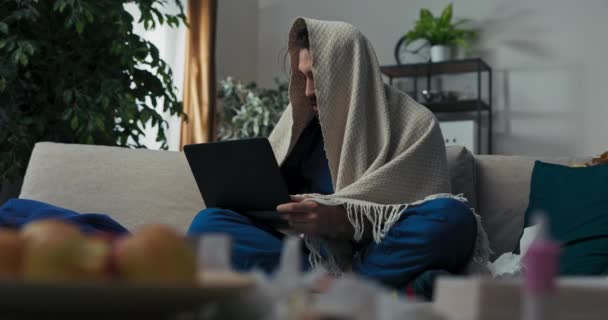 Mavi Pijamalı Hasta Adam Kanepede Oturuyor Adamın Üstü Örtülü Dizüstü — Stok video