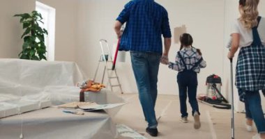 Baba, kızı ve karısı yeni eve giriyor. Boya rulolarını ve kovaları ellerinde tutuyorlar. Aile etrafa bakar, evde neşe saçar. Adam at kuyruklu kıza beşlik çakıyor. Merdiven, saksı, kanepe var.