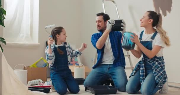 Familia Feliz Mudó Una Casa Nueva Sientan Suelo Sostienen Cubos — Vídeos de Stock