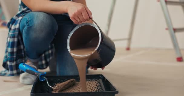 Close Girls Hands Holding Bucket Brown Paint Pouring Cuvette Woman — Stock Video