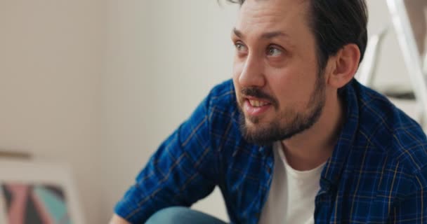 Primer Plano Del Hombre Con Cabello Oscuro Barba Sosteniendo Rodillo — Vídeos de Stock