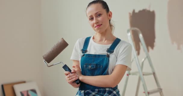 Mujer Mirando Cámara Sonriendo Genial Reparando Casas Pintando Paredes Chica — Vídeos de Stock