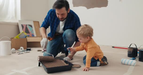 Pai Filho Estão Sentados Chão Num Apartamento Novo Eles Derramaram — Vídeo de Stock