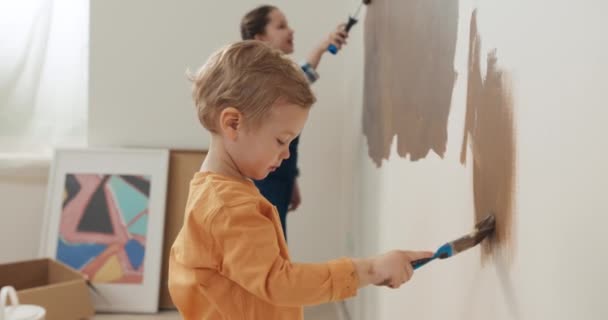 Zweijähriger Junge Orangefarbenem Pullover Hält Pinsel Der Hand Und Bemalt — Stockvideo