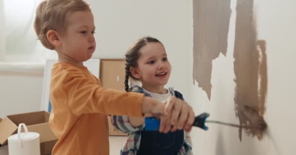 Sjuårig Flicka Med Och Tvåårig Pojke Med Blont Hår Håller — Stockvideo