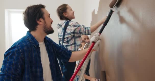 Famiglia Allegra Comprato Nuova Casa Sta Dipingendo Pareti Marrone Uomo — Video Stock