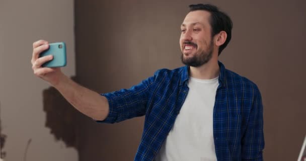 Ein Mann Mit Dunklen Haaren Steht Raum Hält Ein Telefon — Stockvideo