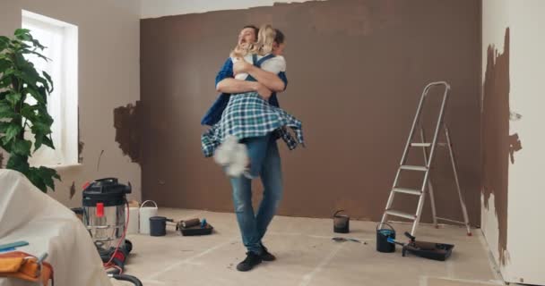 Młody Mężczyzna Kobieta Odnawiają Nowe Mieszkanie Pełne Emocji Szczęśliwe Przytulają — Wideo stockowe