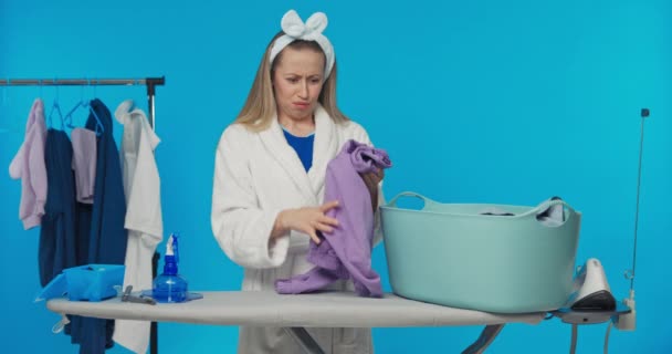 Mädchen Steht Vor Blauem Hintergrund Einem Atelier Frau Verstopft Nase — Stockvideo