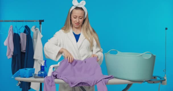 Młoda Kobieta Opasce Szlafroku Żelazka Ubrania Wisi Czyste Bluzy Spodenki — Wideo stockowe
