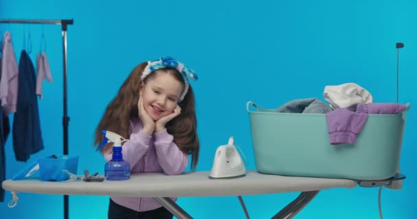 Buanderie Sur Fond Bleu Studio Coloré Petite Fille Douce Souriante — Video