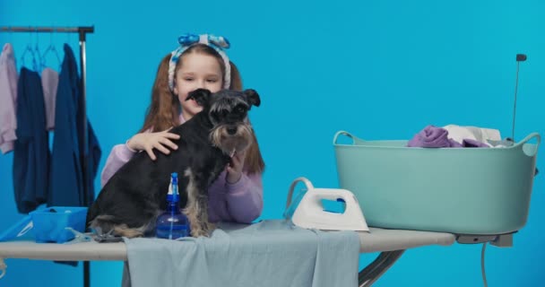 Glücklich Lächelndes Kleines Mädchen Kleine Haushälterin Die Hause Auf Blauem — Stockvideo