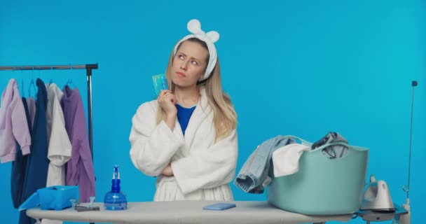 Handlar Nätet Över Telefon Betala Med Kort När Städar Hemma — Stockvideo