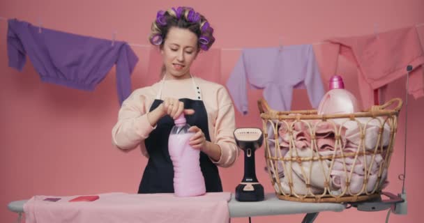 Hospodyně Moc Práce Prádlem Dispozici Parník Koš Oblečením Žehlícím Prkně — Stock video