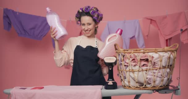 Gülümseyen Kadın Yeni Alışverişlerden Memnun Ele Tutuştuğu Çamaşır Tozu Saç — Stok video