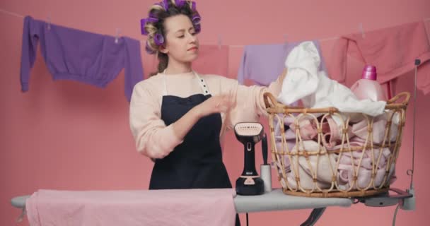 Mamma Tvättar Kläder Det Korg Med Tvättade Kläder Strykbräda Flickan — Stockvideo