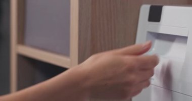 Yıkama makinesinin çekmecesini elinizle durulama deterjanı kutusuyla açıyorsunuz..