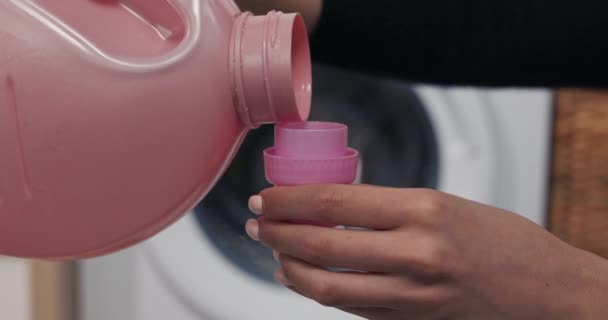 Kobieta Wlewa Detergent Korka Tle Pralki Bliska Miejscem Tekst Dzień — Wideo stockowe