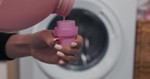 Uma Mulher Derrama Detergente Uma Rolha Fundo Uma Máquina Lavar — Vídeo de Stock