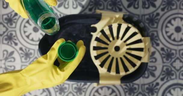 Ręce Żółtych Rękawiczkach Czyszczących Trzymają Korek Czyszczenia Podłogi Wlewają Substancję — Wideo stockowe