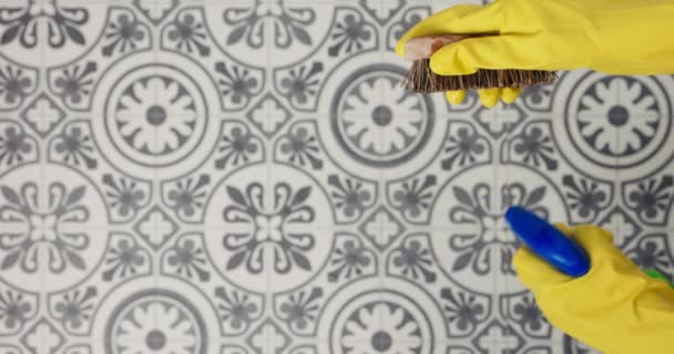 用刷子擦地板 用黄色手套用液体擦地板的人的特写 — 图库视频影像