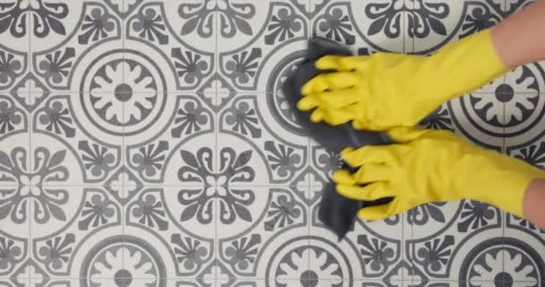 Zbliżenie Osobę Żółtych Rękawiczkach Czyszczącą Podłogę Płytek — Wideo stockowe