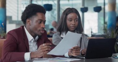 İş arkadaşları bir restoranda oturup bir şirket yöneticisi için yeni bir projede birlikte çalışırlar. Kadın fikirlerini dizüstü bilgisayara yazar. Adam, stratejilerini tartıştıkları belgeleri hazırlar..