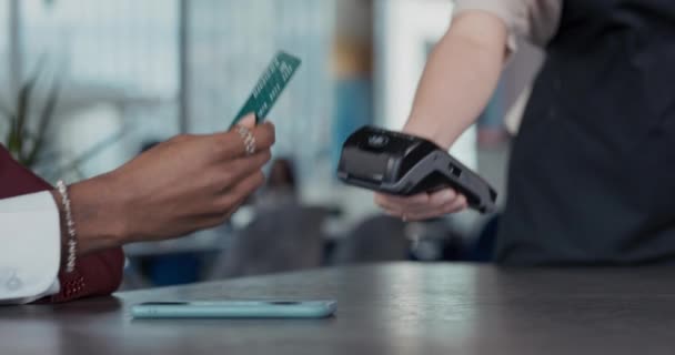 特写镜头是一个男人用银行卡在餐馆里支付订货单 使用终端的成功交易 — 图库视频影像