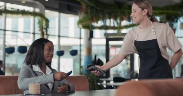 Una Donna Paga Caffè Ristorante Con Carta Credito Cameriera Porta — Video Stock