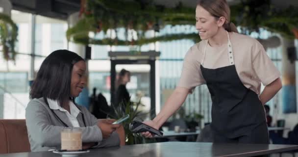 Seorang Wanita Membayar Kopi Restoran Menggunakan Ponselnya Pelayan Membawa Terminal — Stok Video