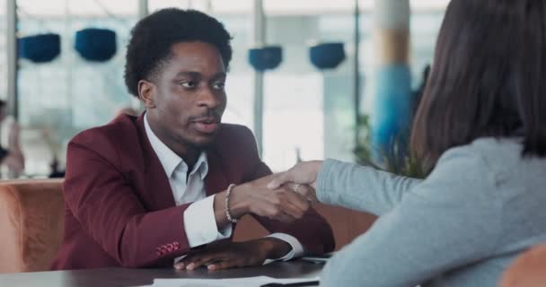 Люди Компанії Сидять Ресторані Ділової Розмови Тремтять Руками Після Зустрічі — стокове відео