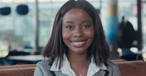 Una Mujer Negocios Elegantemente Vestida Sonriente Posa Sobre Telón Fondo — Vídeos de Stock